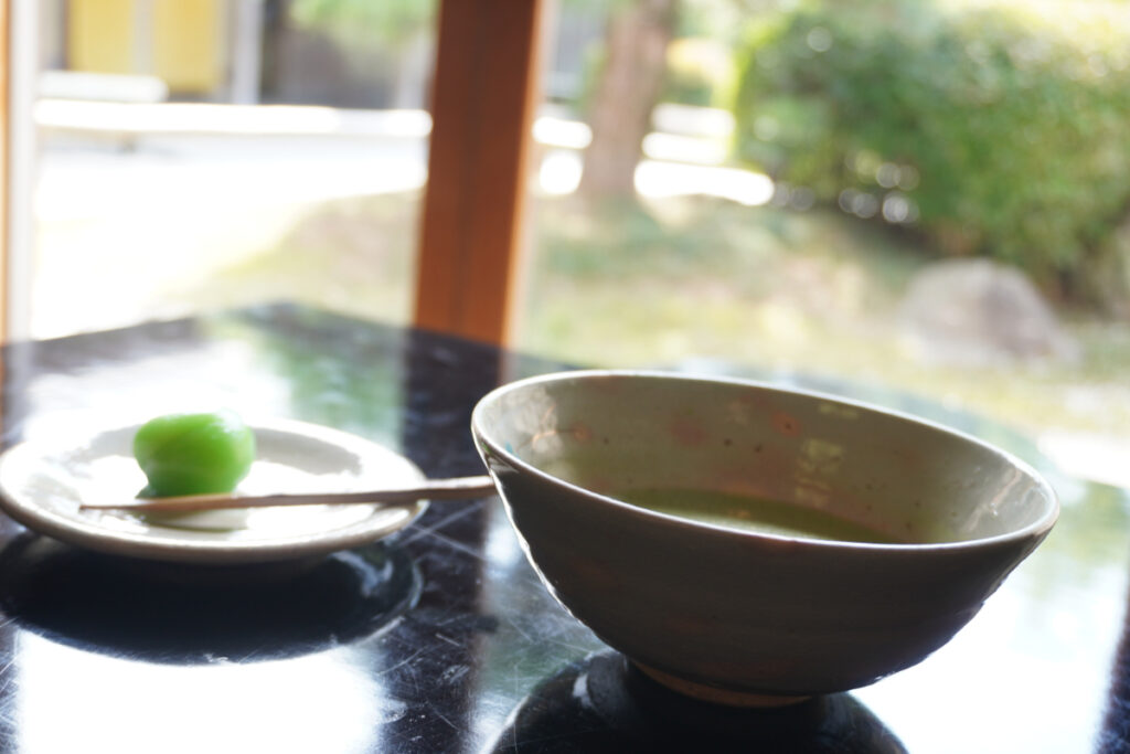 在立禮式茶席「華松軒」享用的抹茶與和菓子
